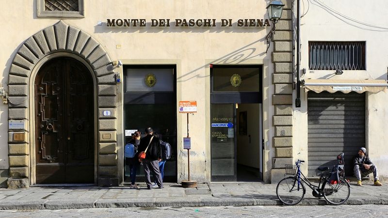 Nejstarší banka světa chce investorům vyplatit stovky miliard